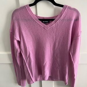 Relaxed v-neck sweater in light pink
